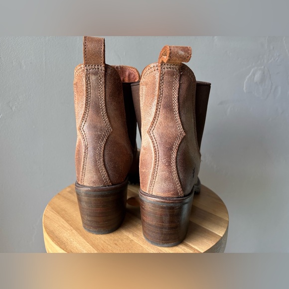 Frye Distressed Brown Boots ~ Size 10 - Picture 3 of 10